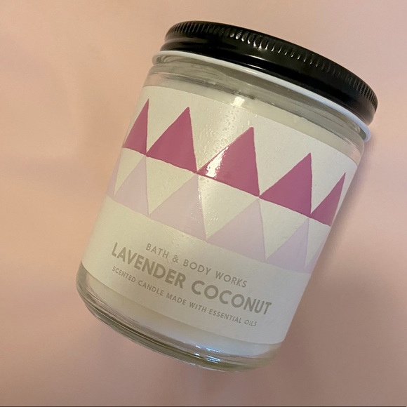 NWT🏷 Bath & Body Works “Lavender Coconut” Candle
